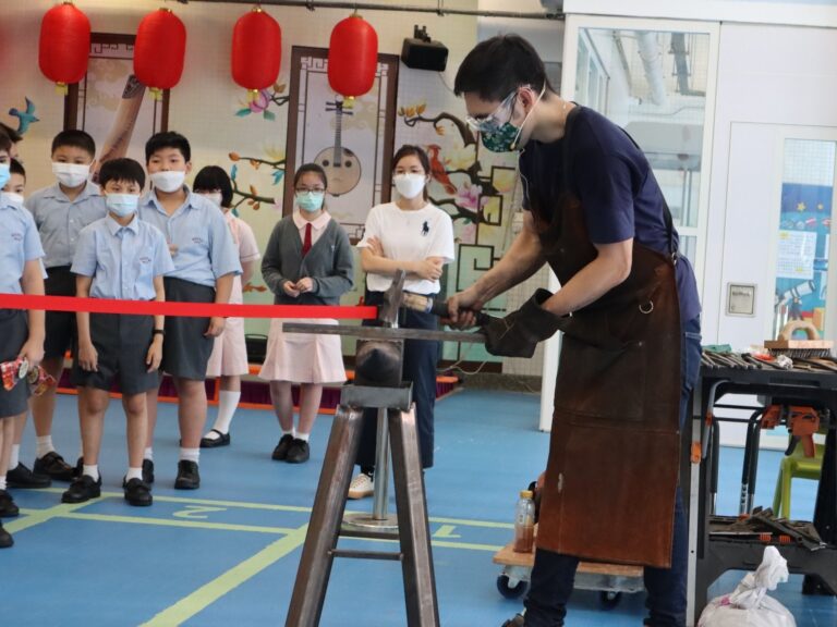 鐵匠示範鐵藝制作過程